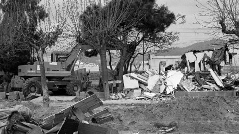 Enderrocament per part de la Delegació de Costes a Catalunya del càmping il·legal que ocupava la platja de Pineda de Mar i que va ser construït durant el franquisme. Pineda de Mar. 18 de març de 1992