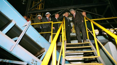 El candidat socialista a les eleccions al Parlament de Catalunya, Pasqual Maragall, visita la planta incineradora de la brossa de Mataró, acompanyat del regidor Remigi Herrero. Mataró. 3 d'abril de 1997