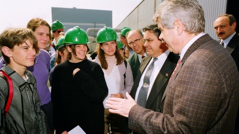 El candidat socialista a les eleccions al Parlament de Catalunya, Pasqual Maragall, visita la planta incineradora de la brossa de Mataró, acompanyat del regidor Remigi Herrero i del tècnic Xavier Manté. Mataró. 3 d'abril de 1997