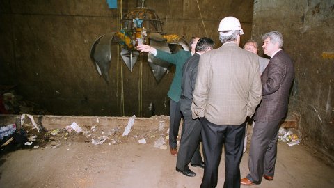El candidat socialista a les eleccions al Parlament de Catalunya, Pasqual Maragall, visita la planta incineradora de la brossa de Mataró, acompanyat del regidor Remigi Herrero. Mataró. 3 d'abril de 1997