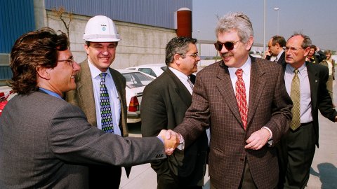 El candidat socialista a les eleccions al Parlament de Catalunya, Pasqual Maragall, visita la planta incineradora de la brossa de Mataró, acompanyat dels regidors Remigi Herrero i Jeroni Escoda. Maragall saluda el director general d'Energia de la Generalitat, Albert Mitjà. Mataró. 3 d'abril de 1997