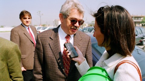 El candidat socialista a les eleccions al Parlament de Catalunya, Pasqual Maragall, visita la planta incineradora de la brossa de Mataró. Maragall fent declaracions a la periodista Ana Villaverde. Mataró. 3 d'abril de 1997