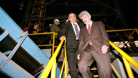 El candidat socialista a les eleccions al Parlament de Catalunya, Pasqual Maragall, visita la planta incineradora de la brossa de Mataró, acompanyat del regidor Remigi Herrero. Mataró. 3 d'abril de 1997