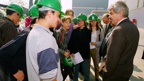 El candidat socialista a les eleccions al Parlament de Catalunya, Pasqual Maragall, visita la planta incineradora de la brossa de Mataró. Maragall saluda un grup d'estudiants. Mataró. 3 d'abril de 1997