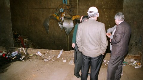 El candidat socialista a les eleccions al Parlament de Catalunya, Pasqual Maragall, visita la planta incineradora de la brossa de Mataró, acompanyat del regidor Remigi Herrero, del director de la planta, Xavier Manté, i del director general d'Energia de la Generalitat, Albert Mitjà. Mataró. 3 d'abril de 1997