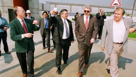 El candidat socialista a les eleccions al Parlament de Catalunya, Pasqual Maragall, visita la planta incineradora de la brossa de Mataró, acompanyat del regidor Remigi Herrero, del director de la planta, Xavier Manté, i del director general d'Energia de la Generalitat, Albert Mitjà. Mataró. 3 d'abril de 1997