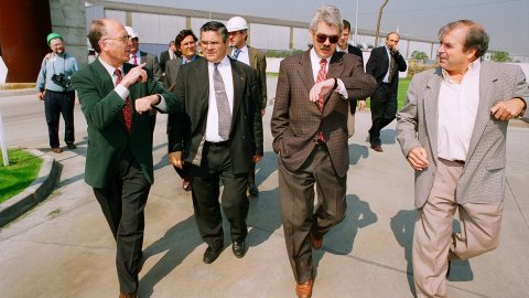 El candidat socialista a les eleccions al Parlament de Catalunya, Pasqual Maragall, visita la planta incineradora de la brossa de Mataró, acompanyat del regidor Remigi Herrero, del director de la planta, Xavier Manté, i del director general d'Energia de la Generalitat, Albert Mitjà. Mataró. 3 d'abril de 1997