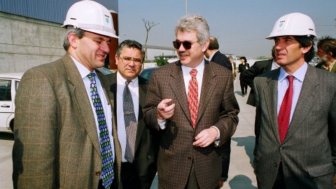 El candidat socialista a les eleccions al Parlament de Catalunya, Pasqual Maragall, visita la planta incineradora de la brossa de Mataró, acompanyat del regidor Remigi Herrero. Mataró. 3 d'abril de 1997