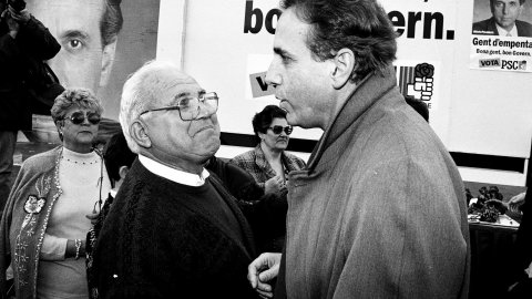 Acte de campanya de les eleccions al Parlament de Catalunya del candidat socialista Raimon Obiols, al mercat dominical de Tordera. 1 de març de 1992