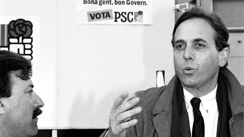Acte de campanya de les eleccions al Parlament de Catalunya del candidat socialista Raimon Obiols, al mercat dominical de Tordera. L'acompanyen l'aleshores diputat del PSC al Parlament, Josep Clofent, i l'alcalde de Tordera, Jaume Romaguera. Tordera. 1 de març de 1992
