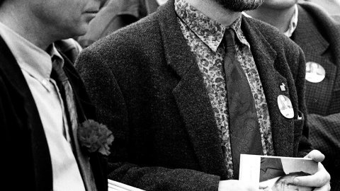 Acte de campanya de les eleccions al Parlament de Catalunya del candidat socialista Raimon Obiols, al mercat dominical de Tordera. A la imatge, els alcaldes de Tordera, Jaume Romaguera; de Pineda, Josep Lluís Fillat; i de Caldes d'Estrach, Joan Rangel. Tordera. 1 de març de 1992 