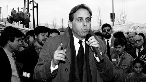 Acte de campanya de les eleccions al Parlament de Catalunya del candidat socialista Raimon Obiols, al mercat dominical de Tordera. L'acompanyen l'aleshores diputat del PSC al Parlament, Josep Clofent, i l'alcalde de Tordera, Jaume Romaguera. Tordera. 1 de març de 1992 