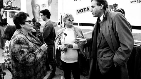 Acte de campanya de les eleccions al Parlament de Catalunya del candidat socialista Raimon Obiols, al mercat dominical de Tordera. L'acompanyen l'aleshores diputat del PSC al Parlament, Josep Clofent, i l'alcalde de Tordera, Jaume Romaguera. Tordera. 1 de març de 1992 