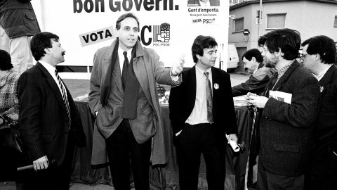 Acte de campanya de les eleccions al Parlament de Catalunya del candidat socialista Raimon Obiols, al mercat dominical de Tordera. L'acompanyen l'aleshores diputat del PSC al Parlament, Josep Clofent, i l'alcalde de Tordera, Jaume Romaguera. Tordera. 1 de març de 1992 
