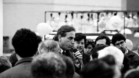Acte de campanya de les eleccions al Parlament de Catalunya del candidat socialista Raimon Obiols, al mercat dominical de Tordera. L'acompanyen l'aleshores diputat del PSC al Parlament, Josep Clofent, i l'alcalde de Tordera, Jaume Romaguera. Tordera. 1 de març de 1992 