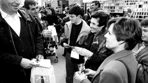 Acte de campanya de les eleccions al Parlament de Catalunya del candidat socialista Raimon Obiols, al mercat dominical de Tordera. 1 de març de 1992 