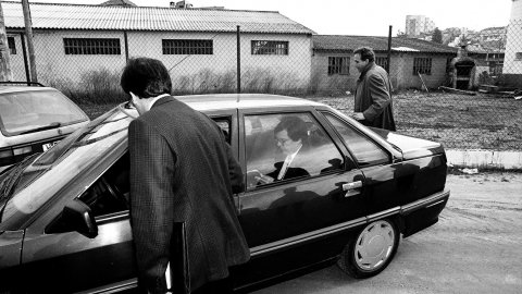 Acte de campanya de les eleccions al Parlament de Catalunya del candidat socialista Raimon Obiols, al mercat dominical de Tordera. A dins del vehicle, el cap de premsa Jordi Mercader. Tordera. 1 de març de 1992 