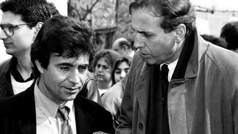 Acte de campanya de les eleccions al Parlament de Catalunya del candidat socialista Raimon Obiols, al mercat dominical de Tordera. A la imatge, Obiols amb l'alcalde, Jaume Romaguera. Tordera. 1 de març de 1992 