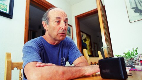 El polític comunista Francesc Frutos i Gras (Calella, 1939-Madrid, 2020), fotografiat al seu domicili de Calella. Agost de 1997