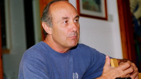 El polític comunista Francesc Frutos i Gras (Calella, 1939-Madrid, 2020), fotografiat al seu domicili de Calella. Agost de 1997