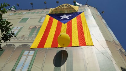 Manifestació amb el lema ‘Som una nació. Nosaltres decidim’, que aplega un milió i mig de persones segons els organitzadors, Òmnium Cultural. La marxa pel passeig de Gràcia en resposta a la sentència del Tribunal Constitucional que retalla l'Estatut d'Autonomia de Catalunya esdevé un clam a favor de la independència. Barcelona. 10 de juliol de 2010