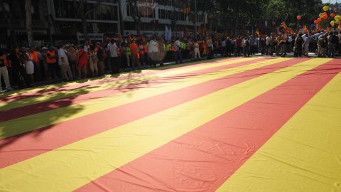 Manifestació amb el lema ‘Som una nació. Nosaltres decidim’, que aplega un milió i mig de persones segons els organitzadors, Òmnium Cultural. La marxa pel passeig de Gràcia en resposta a la sentència del Tribunal Constitucional que retalla l'Estatut d'Autonomia de Catalunya esdevé un clam a favor de la independència. Barcelona. 10 de juliol de 2010