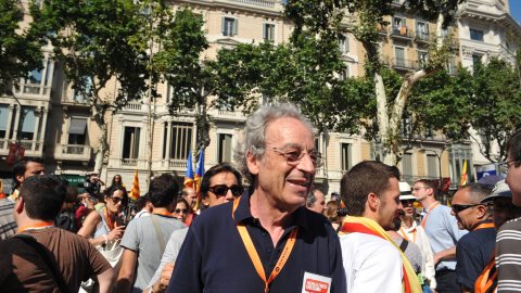 Manifestació amb el lema ‘Som una nació. Nosaltres decidim’, que aplega un milió i mig de persones segons els organitzadors, Òmnium Cultural. La marxa pel passeig de Gràcia en resposta a la sentència del Tribunal Constitucional que retalla l'Estatut d'Autonomia de Catalunya esdevé un clam a favor de la independència. A la imatge, Salvador Giner (1934-2019). Barcelona. 10 de juliol de 2010