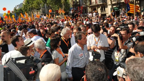 Manifestació amb el lema ‘Som una nació. Nosaltres decidim’, que aplega un milió i mig de persones segons els organitzadors, Òmnium Cultural. La marxa pel passeig de Gràcia en resposta a la sentència del Tribunal Constitucional que retalla l'Estatut d'Autonomia de Catalunya esdevé un clam a favor de la independència. A la imatge, Artur Mas (Convergència Democràtica). Barcelona. 10 de juliol de 2010