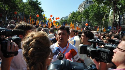 Manifestació amb el lema ‘Som una nació. Nosaltres decidim’, que aplega un milió i mig de persones segons els organitzadors, Òmnium Cultural. La marxa pel passeig de Gràcia en resposta a la sentència del Tribunal Constitucional que retalla l'Estatut d'Autonomia de Catalunya esdevé un clam a favor de la independència. A la imatge, Joan Puigcercós (Esquerra Republicana). Barcelona. 10 de juliol de 2010