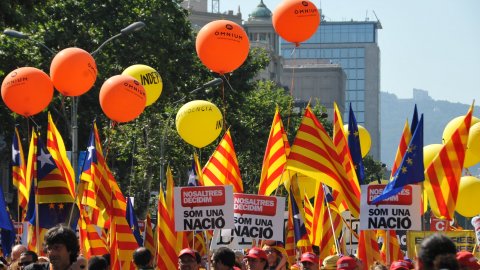 Manifestació amb el lema ‘Som una nació. Nosaltres decidim’, que aplega un milió i mig de persones segons els organitzadors, Òmnium Cultural. La marxa pel passeig de Gràcia en resposta a la sentència del Tribunal Constitucional que retalla l'Estatut d'Autonomia de Catalunya esdevé un clam a favor de la independència. Barcelona. 10 de juliol de 2010