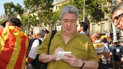 Manifestació amb el lema ‘Som una nació. Nosaltres decidim’, que aplega un milió i mig de persones segons els organitzadors, Òmnium Cultural. La marxa pel passeig de Gràcia en resposta a la sentència del Tribunal Constitucional que retalla l'Estatut d'Autonomia de Catalunya esdevé un clam a favor de la independència. A la imatge, Quim Monzó (La Vanguardia). Barcelona. 10 de juliol de 2010