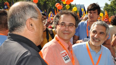 Manifestació amb el lema ‘Som una nació. Nosaltres decidim’, que aplega un milió i mig de persones segons els organitzadors, Òmnium Cultural. La marxa pel passeig de Gràcia en resposta a la sentència del Tribunal Constitucional que retalla l'Estatut d'Autonomia de Catalunya esdevé un clam a favor de la independència. A la imatge, Quim Nadal, Jordi Miralles (1962-2015) i Gaspar Llamazares. Barcelona. 10 de juliol de 2010