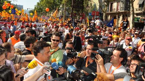 Manifestació amb el lema ‘Som una nació. Nosaltres decidim’, que aplega un milió i mig de persones segons els organitzadors, Òmnium Cultural. La marxa pel passeig de Gràcia en resposta a la sentència del Tribunal Constitucional que retalla l'Estatut d'Autonomia de Catalunya esdevé un clam a favor de la independència. A la imatge, Joan Puigcercós (Esquerra Republicana). Barcelona. 10 de juliol de 2010