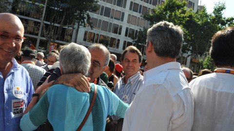 Manifestació amb el lema ‘Som una nació. Nosaltres decidim’, que aplega un milió i mig de persones segons els organitzadors, Òmnium Cultural. La marxa pel passeig de Gràcia en resposta a la sentència del Tribunal Constitucional que retalla l'Estatut d'Autonomia de Catalunya esdevé un clam a favor de la independència. A la imatge, Josep Antoni Duran i Lleida, Artur Mas, Quim Nadal i Muriel Casals. Barcelona. 10 de juliol de 2010