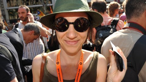 Manifestació amb el lema ‘Som una nació. Nosaltres decidim’, que aplega un milió i mig de persones segons els organitzadors, Òmnium Cultural. La marxa pel passeig de Gràcia en resposta a la sentència del Tribunal Constitucional que retalla l'Estatut d'Autonomia de Catalunya esdevé un clam a favor de la independència. A la imatge, Eva Calvet (Òmnium). Barcelona. 10 de juliol de 2010