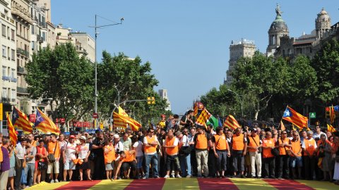 Manifestació amb el lema ‘Som una nació. Nosaltres decidim’, que aplega un milió i mig de persones segons els organitzadors, Òmnium Cultural. La marxa pel passeig de Gràcia en resposta a la sentència del Tribunal Constitucional que retalla l'Estatut d'Autonomia de Catalunya esdevé un clam a favor de la independència. Barcelona. 10 de juliol de 2010