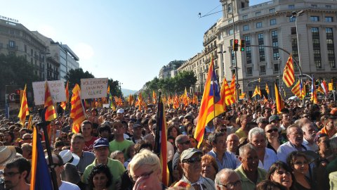 Manifestació amb el lema ‘Som una nació. Nosaltres decidim’, que aplega un milió i mig de persones segons els organitzadors, Òmnium Cultural. La marxa pel passeig de Gràcia en resposta a la sentència del Tribunal Constitucional que retalla l'Estatut d'Autonomia de Catalunya esdevé un clam a favor de la independència. Barcelona. 10 de juliol de 2010