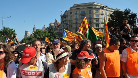 Manifestació amb el lema ‘Som una nació. Nosaltres decidim’, que aplega un milió i mig de persones segons els organitzadors, Òmnium Cultural. La marxa pel passeig de Gràcia en resposta a la sentència del Tribunal Constitucional que retalla l'Estatut d'Autonomia de Catalunya esdevé un clam a favor de la independència. Barcelona. 10 de juliol de 2010