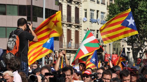 Manifestació amb el lema ‘Som una nació. Nosaltres decidim’, que aplega un milió i mig de persones segons els organitzadors, Òmnium Cultural. La marxa pel passeig de Gràcia en resposta a la sentència del Tribunal Constitucional que retalla l'Estatut d'Autonomia de Catalunya esdevé un clam a favor de la independència. Barcelona. 10 de juliol de 2010
