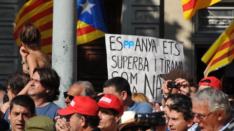 Manifestació amb el lema ‘Som una nació. Nosaltres decidim’, que aplega un milió i mig de persones segons els organitzadors, Òmnium Cultural. La marxa pel passeig de Gràcia en resposta a la sentència del Tribunal Constitucional que retalla l'Estatut d'Autonomia de Catalunya esdevé un clam a favor de la independència. Barcelona. 10 de juliol de 2010