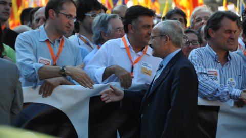 Manifestació amb el lema ‘Som una nació. Nosaltres decidim’, que aplega un milió i mig de persones segons els organitzadors, Òmnium Cultural. La marxa pel passeig de Gràcia en resposta a la sentència del Tribunal Constitucional que retalla l'Estatut d'Autonomia de Catalunya esdevé un clam a favor de la independència. A la imatge, Joan Herrera, José Montilla, Joan Puigcercós i Artur Mas. Barcelona. 10 de juliol de 2010