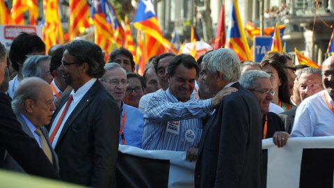 Manifestació amb el lema ‘Som una nació. Nosaltres decidim’, que aplega un milió i mig de persones segons els organitzadors, Òmnium Cultural. La marxa pel passeig de Gràcia en resposta a la sentència del Tribunal Constitucional que retalla l'Estatut d'Autonomia de Catalunya esdevé un clam a favor de la independència. A la imatge, Jordi Pujol, Ernest Benach, Artur Mas i Pasqual Maragall. Barcelona. 10 de juliol de 2010