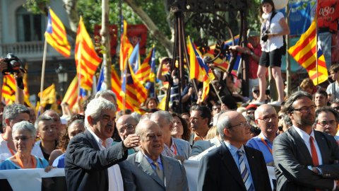 Manifestació amb el lema ‘Som una nació. Nosaltres decidim’, que aplega un milió i mig de persones segons els organitzadors, Òmnium Cultural. La marxa pel passeig de Gràcia en resposta a la sentència del Tribunal Constitucional que retalla l'Estatut d'Autonomia de Catalunya esdevé un clam a favor de la independència. A la imatge, Pasqual Maragall, Jordi Pujol, José Montilla i Ernest Benach. Barcelona. 10 de juliol de 2010