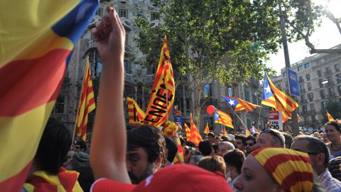 Manifestació amb el lema ‘Som una nació. Nosaltres decidim’, que aplega un milió i mig de persones segons els organitzadors, Òmnium Cultural. La marxa pel passeig de Gràcia en resposta a la sentència del Tribunal Constitucional que retalla l'Estatut d'Autonomia de Catalunya esdevé un clam a favor de la independència. Barcelona. 10 de juliol de 2010