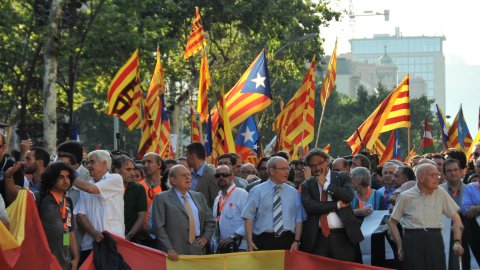 Manifestació amb el lema ‘Som una nació. Nosaltres decidim’, que aplega un milió i mig de persones segons els organitzadors, Òmnium Cultural. La marxa pel passeig de Gràcia en resposta a la sentència del Tribunal Constitucional que retalla l'Estatut d'Autonomia de Catalunya esdevé un clam a favor de la independència. A la imatge, Pasqual Maragall, Jordi Pujol, José Montilla, Ernest Benach i Heribert Barrera. Barcelona. 10 de juliol de 2010