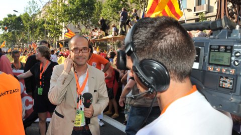 Manifestació amb el lema ‘Som una nació. Nosaltres decidim’, que aplega un milió i mig de persones segons els organitzadors, Òmnium Cultural. La marxa pel passeig de Gràcia en resposta a la sentència del Tribunal Constitucional que retalla l'Estatut d'Autonomia de Catalunya esdevé un clam a favor de la independència. A la imatge, Jordi Pons (TV3). Barcelona. 10 de juliol de 2010