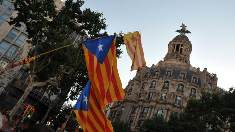 Manifestació amb el lema ‘Som una nació. Nosaltres decidim’, que aplega un milió i mig de persones segons els organitzadors, Òmnium Cultural. La marxa pel passeig de Gràcia en resposta a la sentència del Tribunal Constitucional que retalla l'Estatut d'Autonomia de Catalunya esdevé un clam a favor de la independència. Barcelona. 10 de juliol de 2010