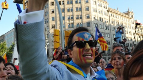 Manifestació amb el lema ‘Som una nació. Nosaltres decidim’, que aplega un milió i mig de persones segons els organitzadors, Òmnium Cultural. La marxa pel passeig de Gràcia en resposta a la sentència del Tribunal Constitucional que retalla l'Estatut d'Autonomia de Catalunya esdevé un clam a favor de la independència. Barcelona. 10 de juliol de 2010