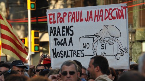 Manifestació amb el lema ‘Som una nació. Nosaltres decidim’, que aplega un milió i mig de persones segons els organitzadors, Òmnium Cultural. La marxa pel passeig de Gràcia en resposta a la sentència del Tribunal Constitucional que retalla l'Estatut d'Autonomia de Catalunya esdevé un clam a favor de la independència. Barcelona. 10 de juliol de 2010