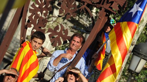Manifestació amb el lema ‘Som una nació. Nosaltres decidim’, que aplega un milió i mig de persones segons els organitzadors, Òmnium Cultural. La marxa pel passeig de Gràcia en resposta a la sentència del Tribunal Constitucional que retalla l'Estatut d'Autonomia de Catalunya esdevé un clam a favor de la independència. Barcelona. 10 de juliol de 2010